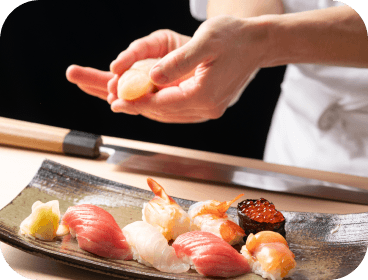 寿司を握る職人の手元